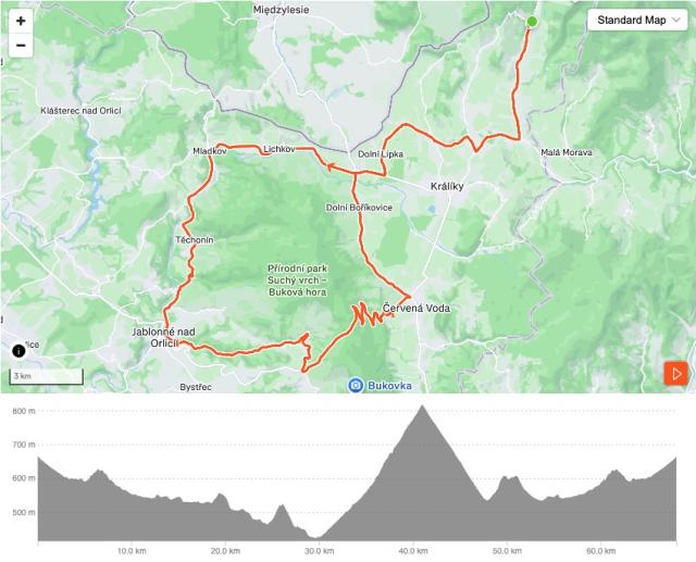 Trasa Road Stage Dolní Morava: 68/108 km s klíčovým výjezdem na Suchý vrch a ikonickým sjezdem do Červené Vody.